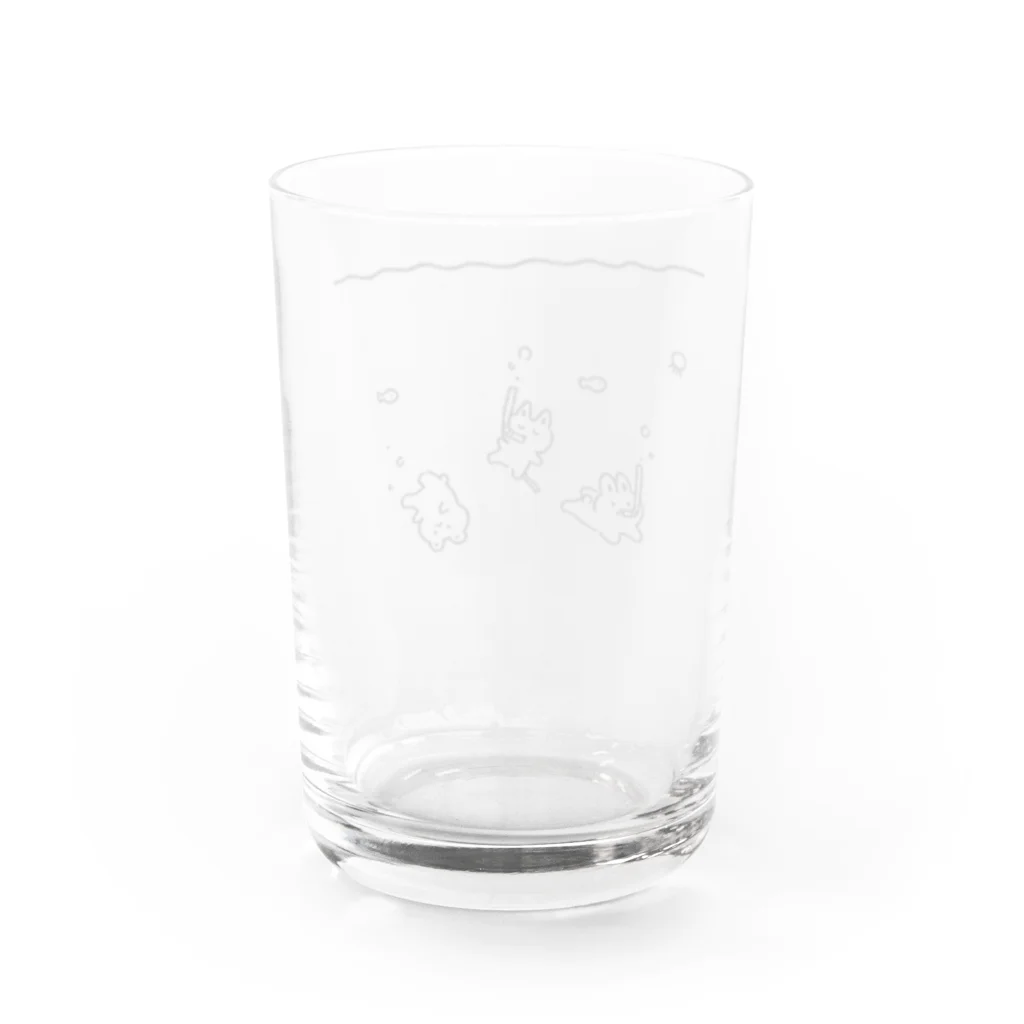 /40の飲み物の中で泳ぐ グラス反対面