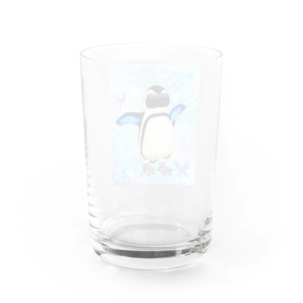 ヤママユ(ヤママユ・ペンギイナ)のケープペンギン「ちょうちょ追っかけてたの」(Blue) Water Glass :back