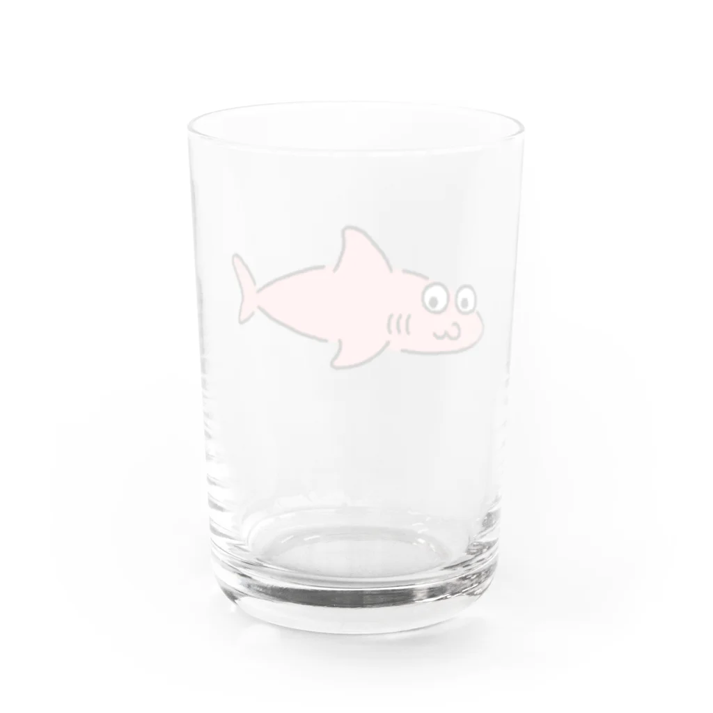 サメ わりとおもいのサメ？はピンク Water Glass :back