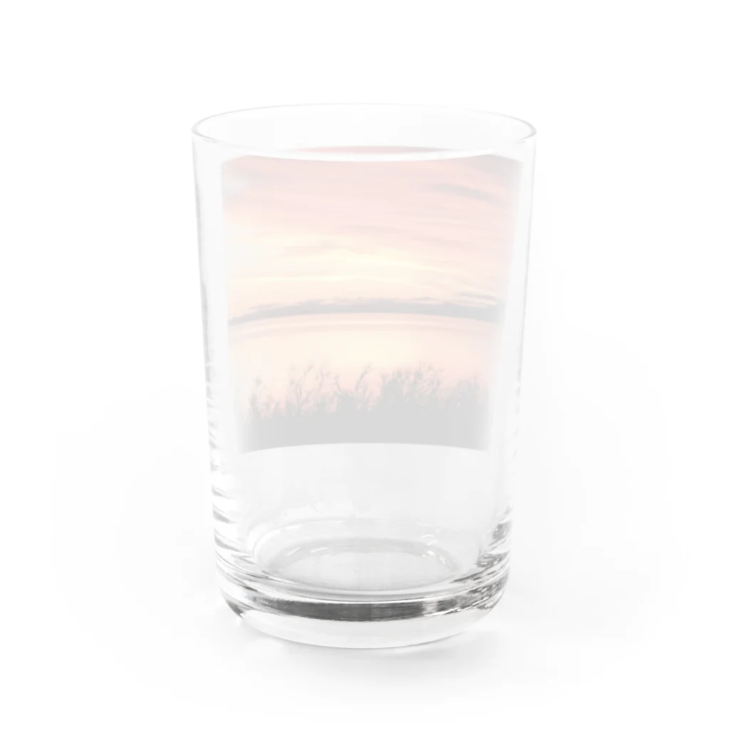 野鳥と犬の竃蔵屋(かまくらや)のサロマ湖の夕陽。北海道。 Water Glass :back