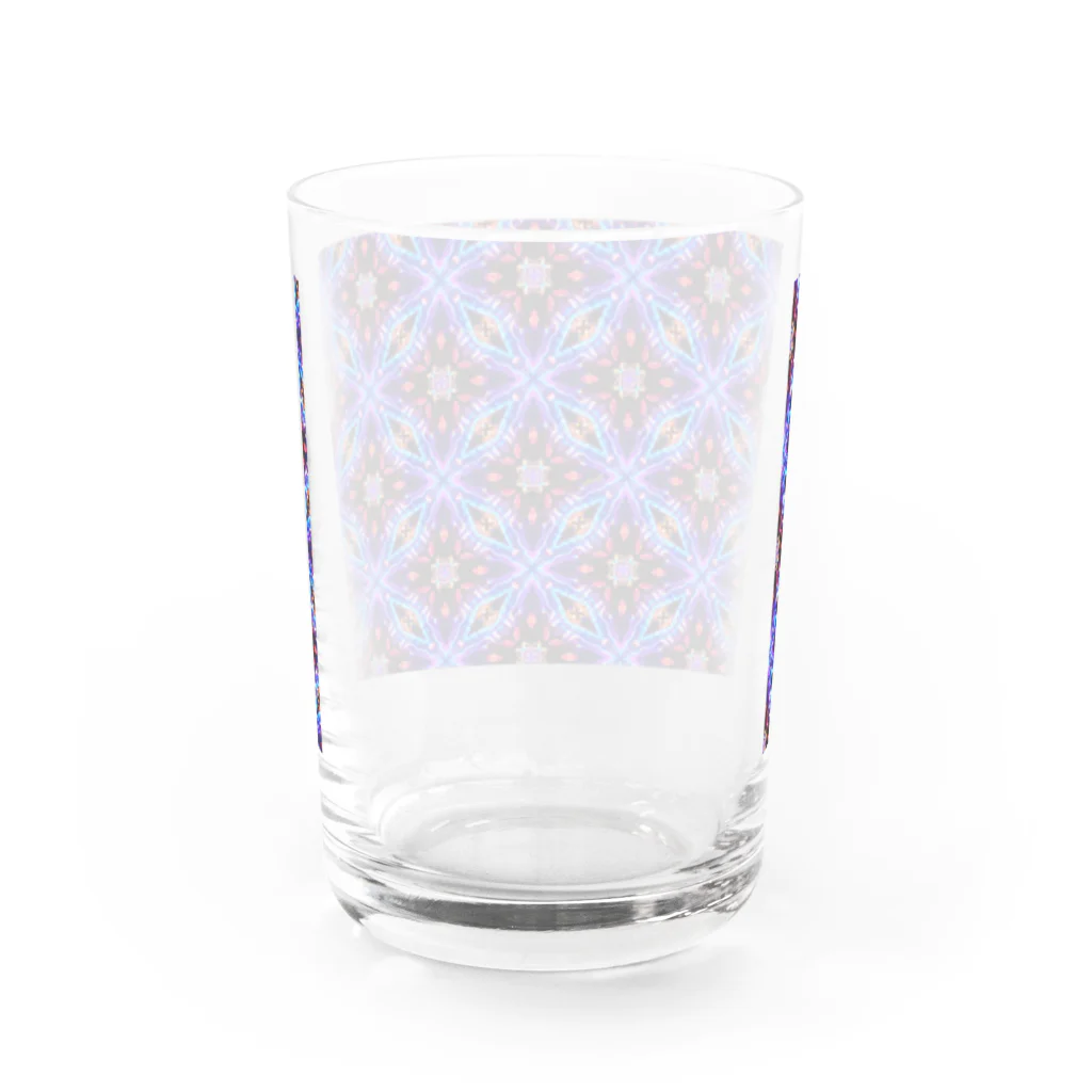 シンプルなグッズ やこ屋の紫の花の幾何学模様 Water Glass :back