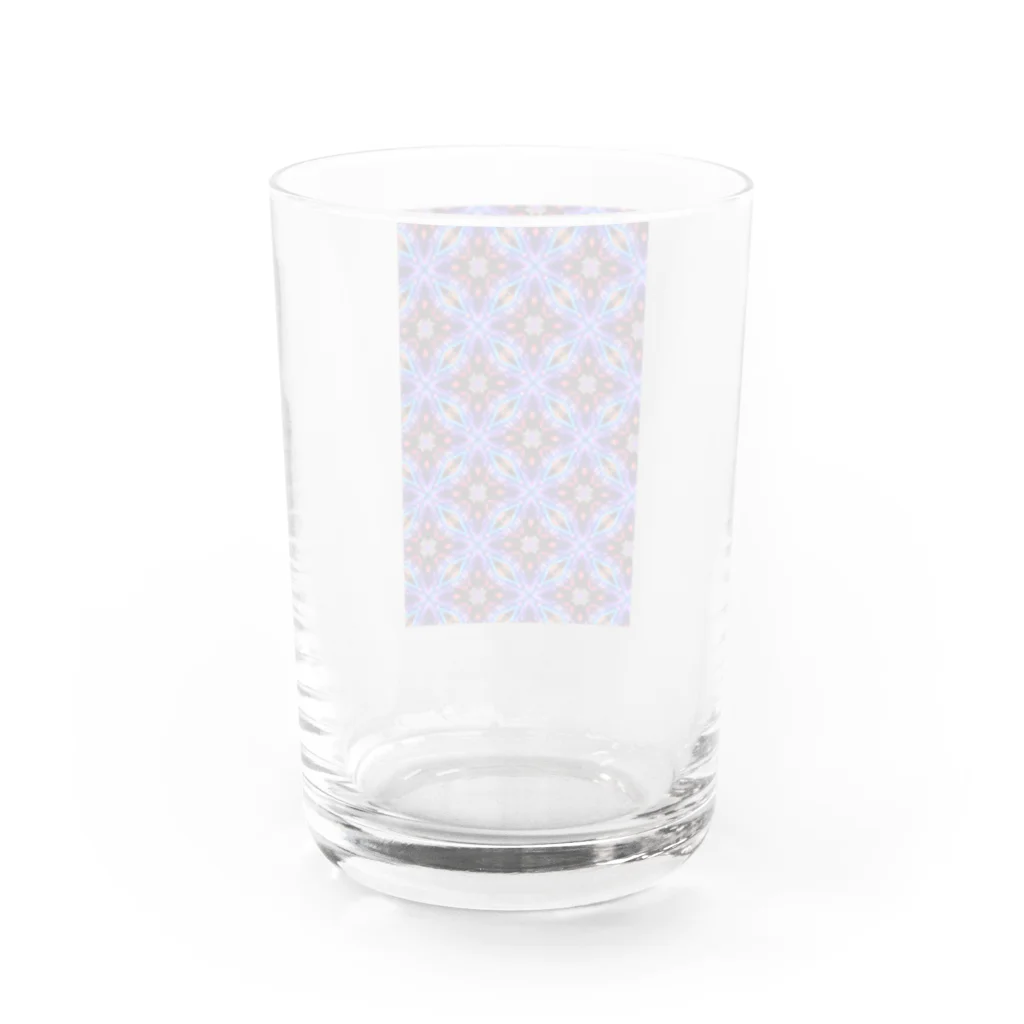 シンプルなグッズ やこ屋の(縦ver)紫の花の幾何学模様 Water Glass :back