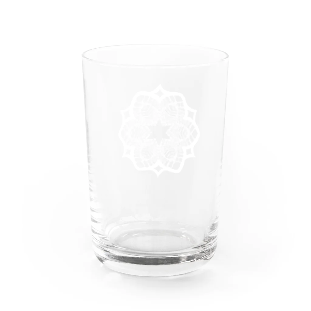 シンプルなグッズ やこ屋の(白抜き)レースの幾何学模様な花 Water Glass :back