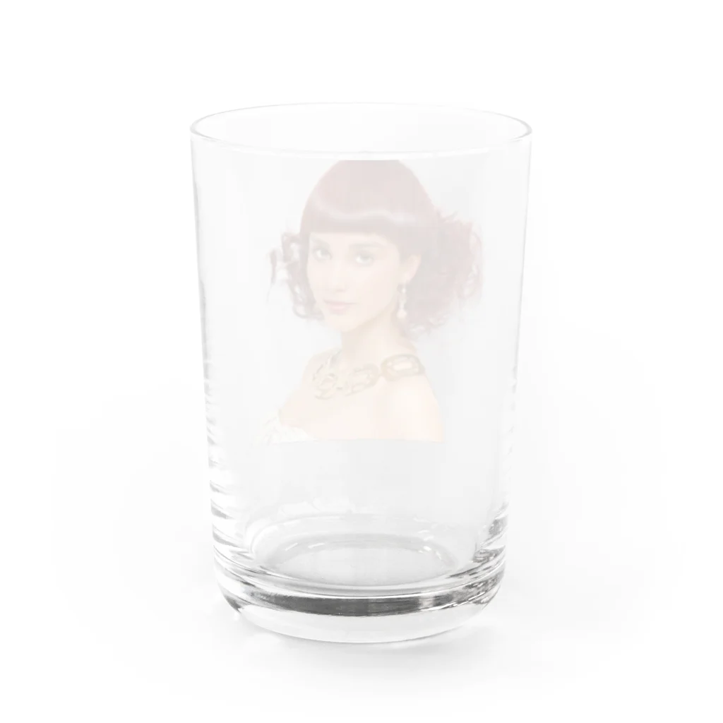 Fred Horstmanの巻き毛と濃い茶色の目を持つ美しい女性。 Water Glass :back