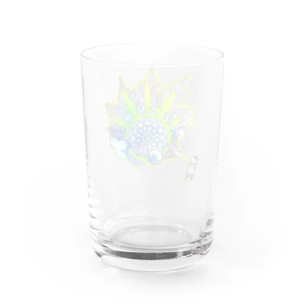 太陽の光降りそそぐ庭の息吹のマンダラ Water Glass :back