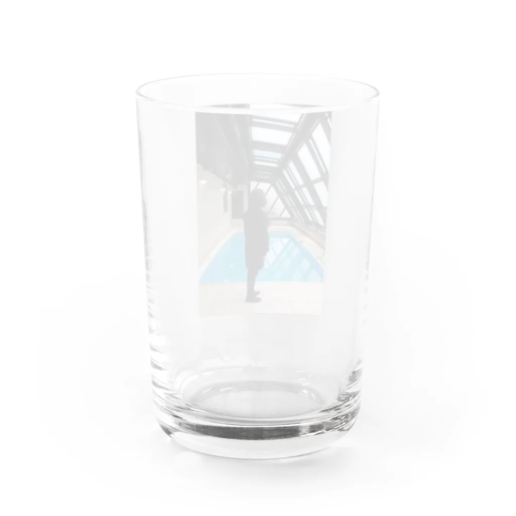 ゲイムマンの店の例のプールと女子社員 Water Glass :back