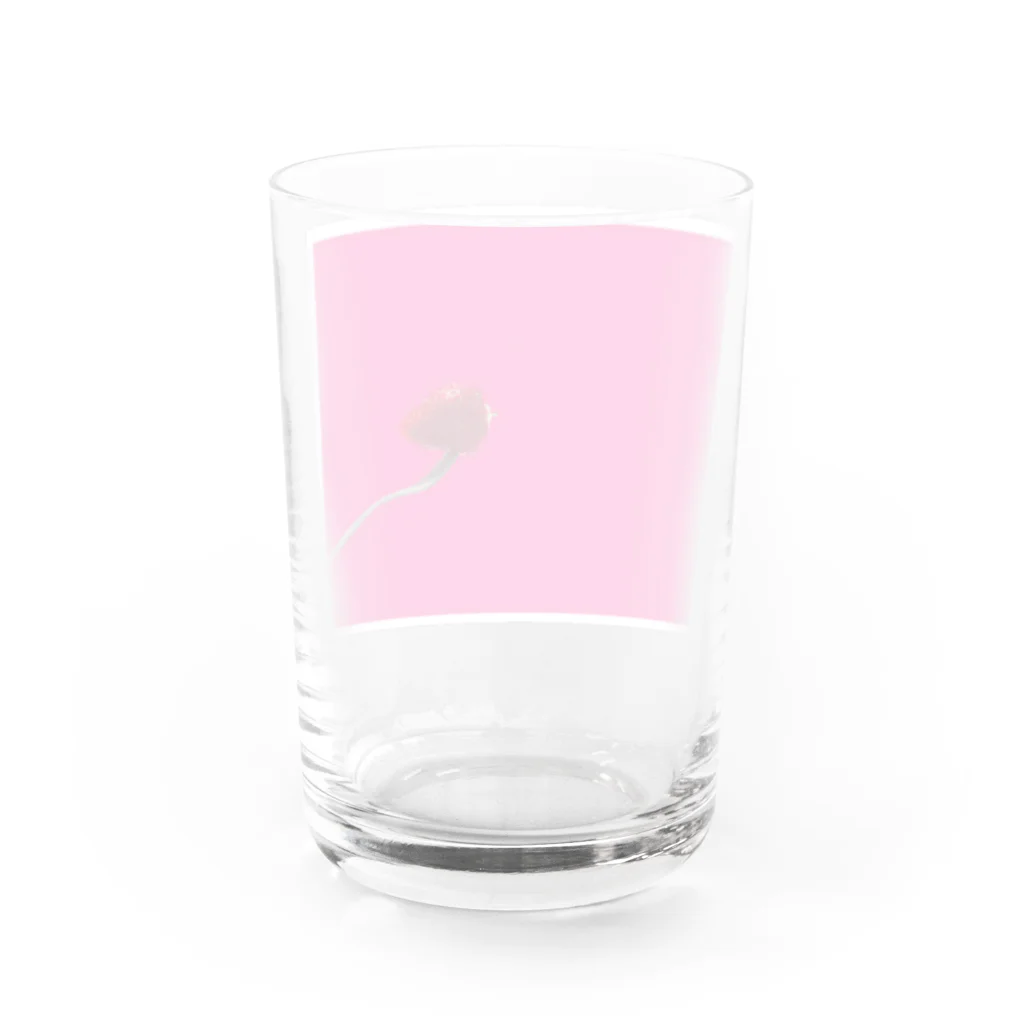 絵のグッズのstrawberry  Water Glass :back