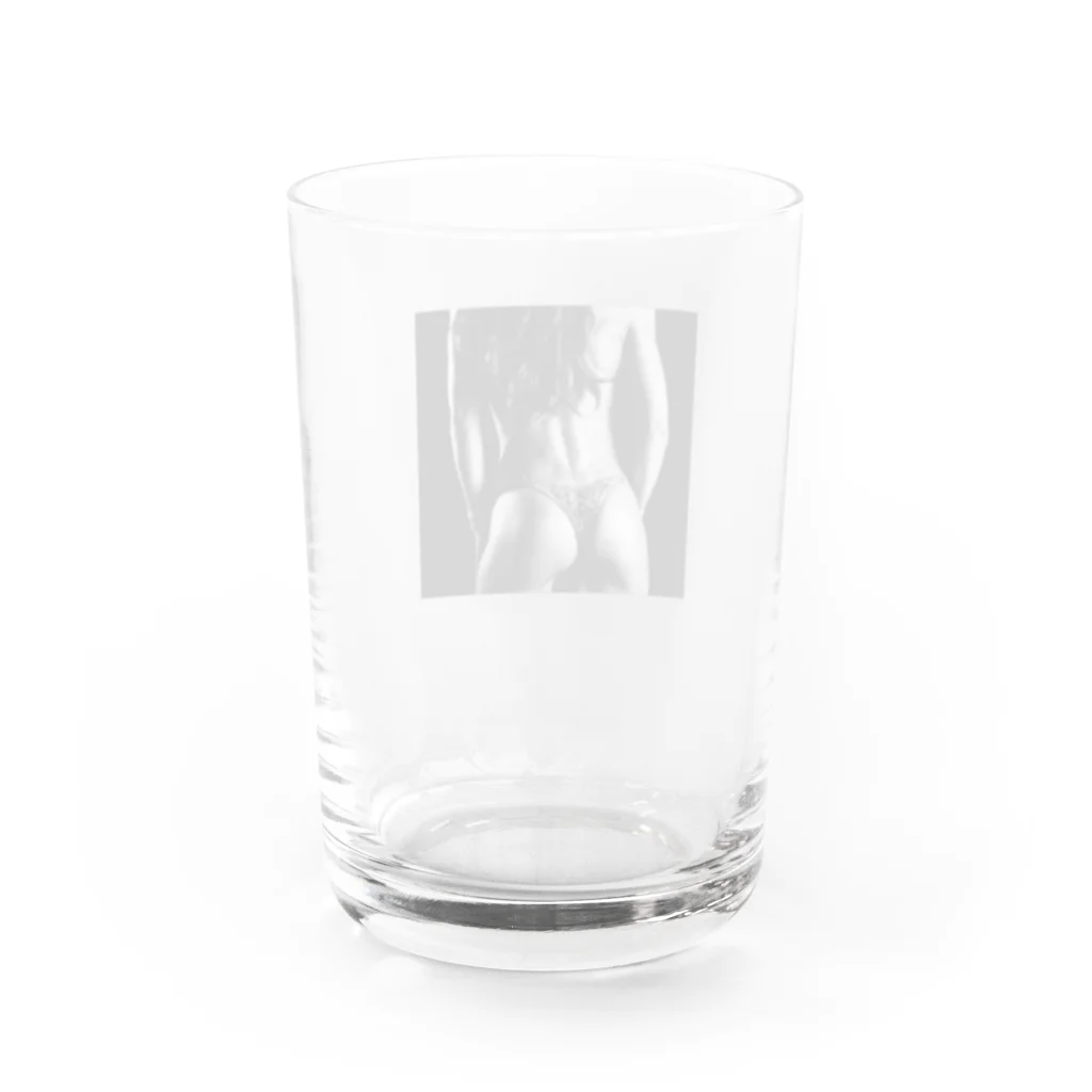 海とマッチョとKINTRAYのバックポーズ Water Glass :back