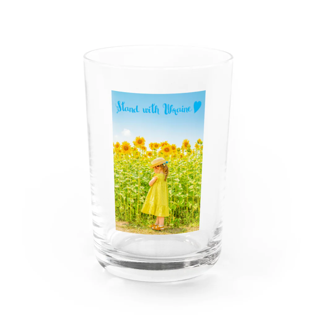 ウクライナを応援します！のひまわり畑とウクライナカラーのリボンをつけた少女-Stand with Ukraine♡ Water Glass :front