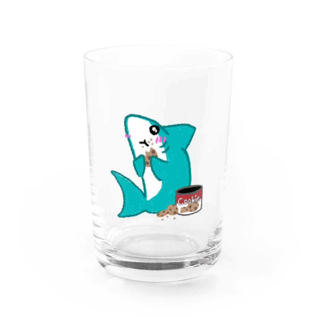 Jの居場所の初めてクッキーを食べたサメ Water Glass :front