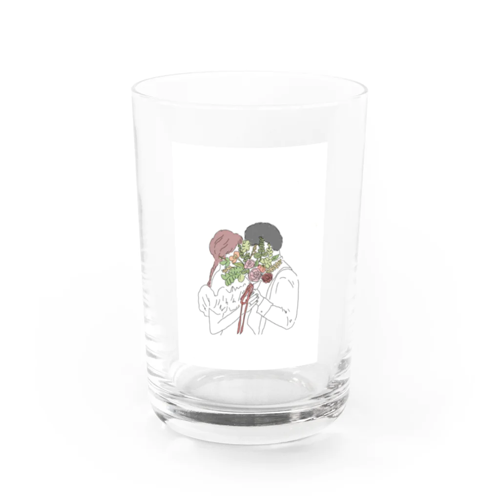 もも　ウェディングイラストレーターのブーケに隠れる幸せな2人 Water Glass :front
