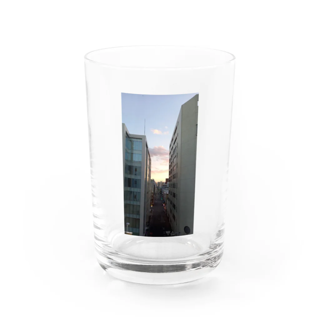 木ノ下商店のビルとビルの間から Water Glass :front