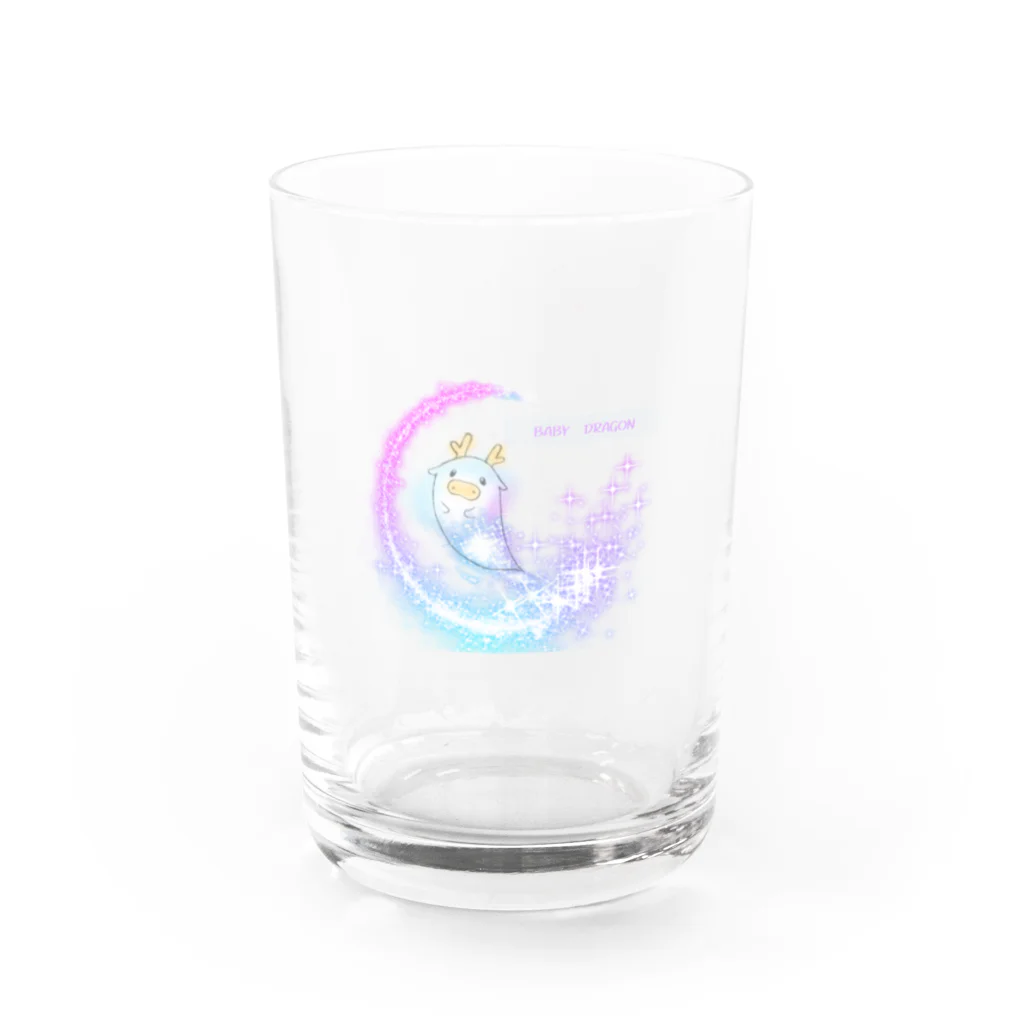 ヤギ屋本舗＊hoe オリジナルイラスト＊のBaby　Dragon　ほわきらver Water Glass :front