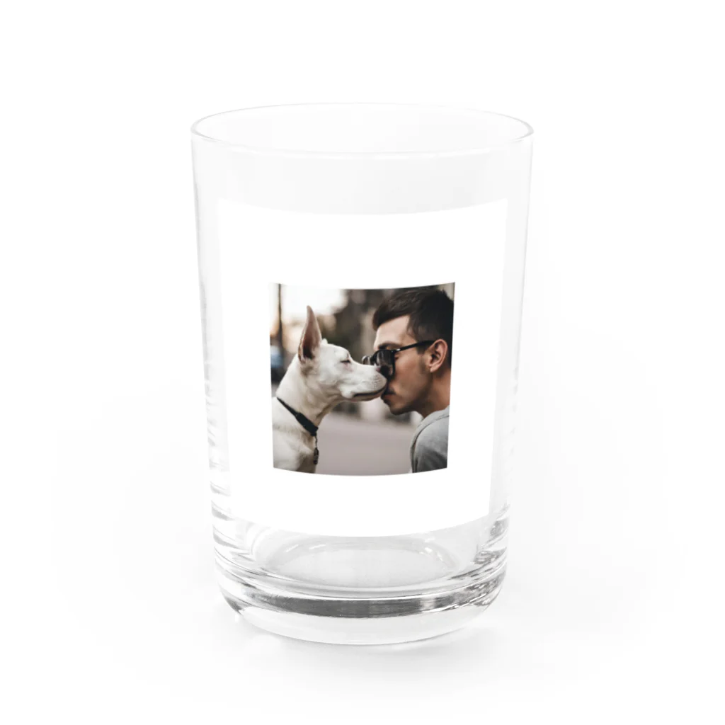 ma114のキスする犬グッズ Water Glass :front