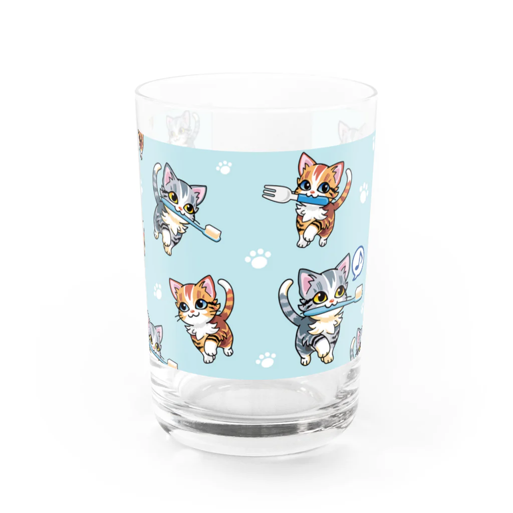 AckeeWolf Art Shopの歯ブラシをくわえたアメリカンショートヘアの子猫 Water Glass :front