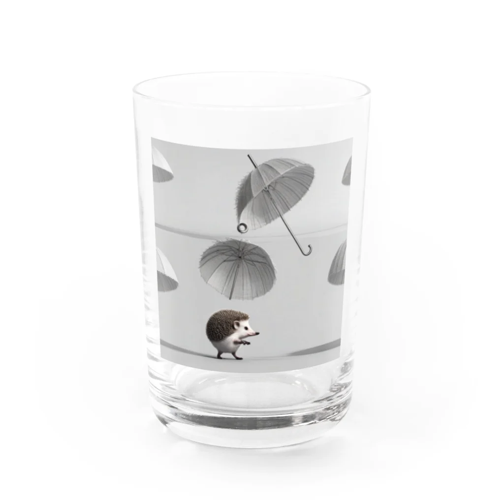 ininicoの小さな傘をさして歩いているハリネズミ Water Glass :front