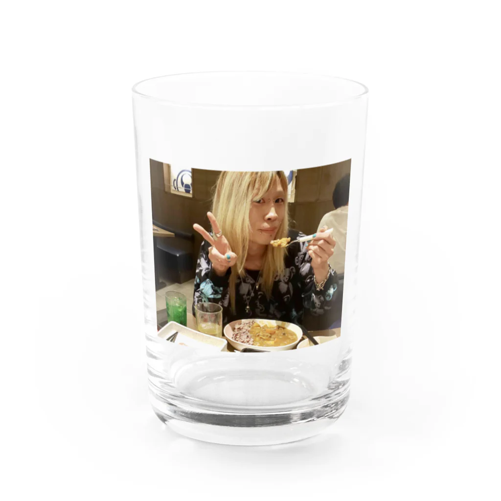 トマピー@ショコラのカレー食べながらピースするトマピー Water Glass :front