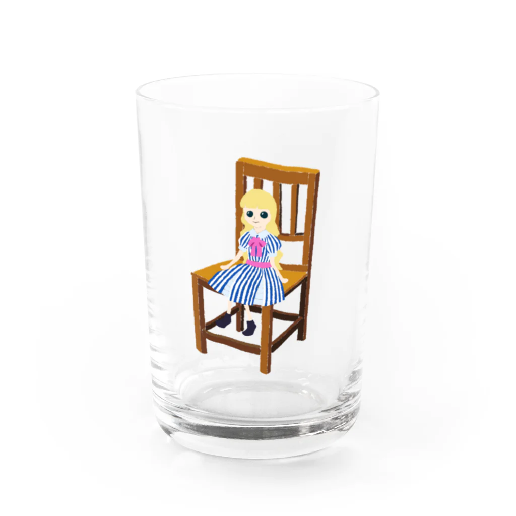 Miry身内用ショップのフランス人形が座ってる グラス前面