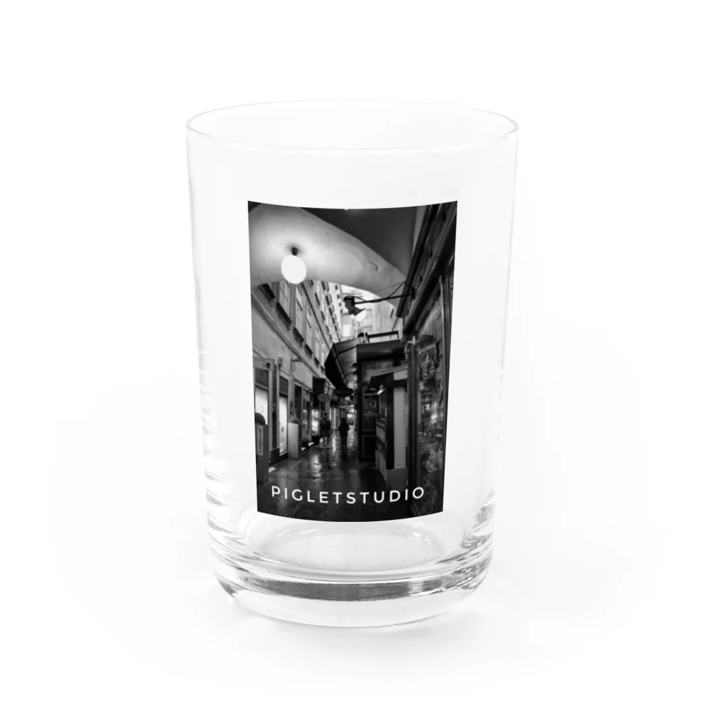 pigletstudioのウィーンの街角Tシャツ Water Glass :front