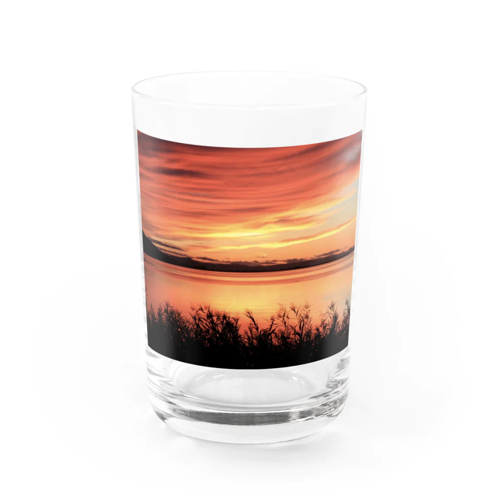 野鳥と犬の竃蔵屋(かまくらや)のサロマ湖の夕陽。北海道。 Water Glass :front