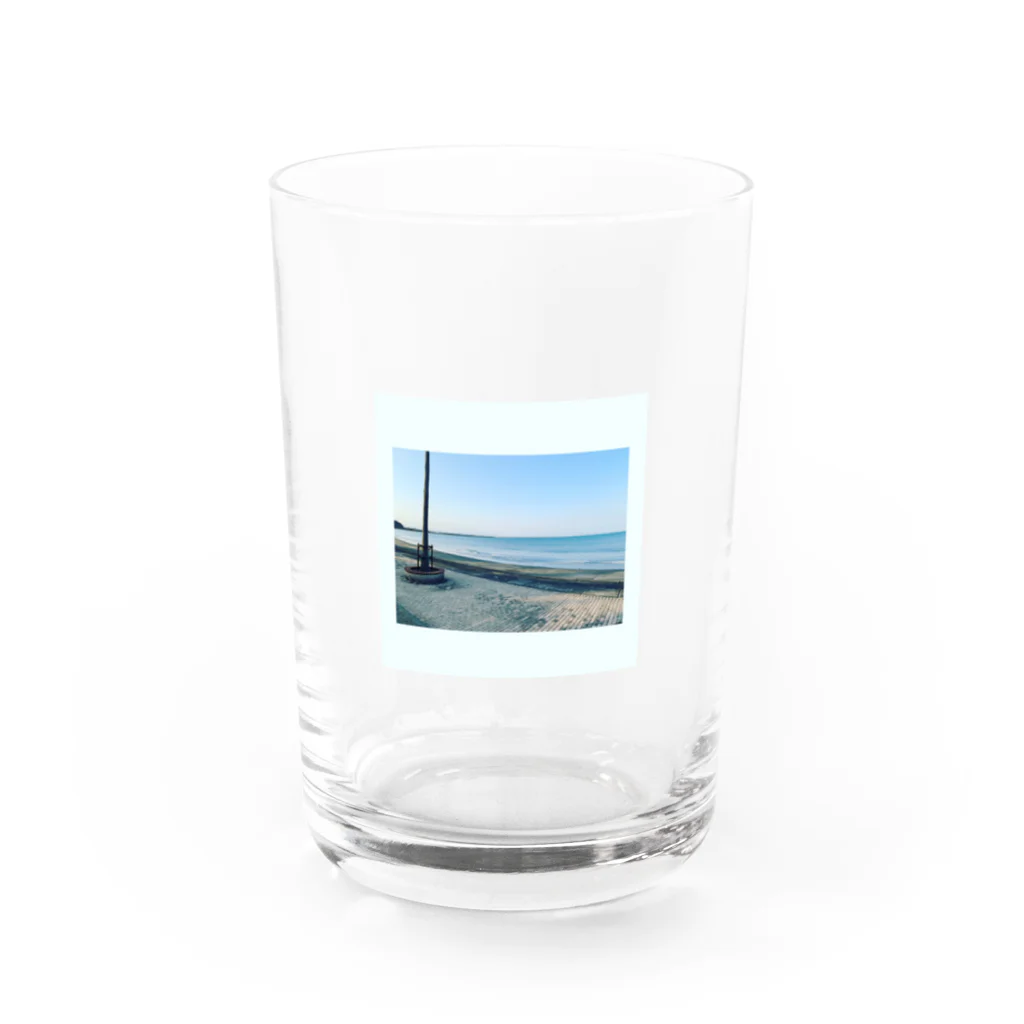 気まぐれニンニクの海岸のひととき Water Glass :front