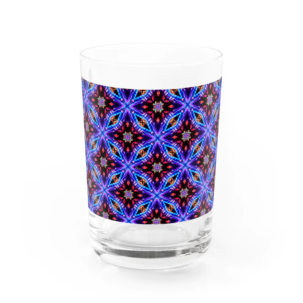 シンプルなグッズ やこ屋の紫の花の幾何学模様 Water Glass :front