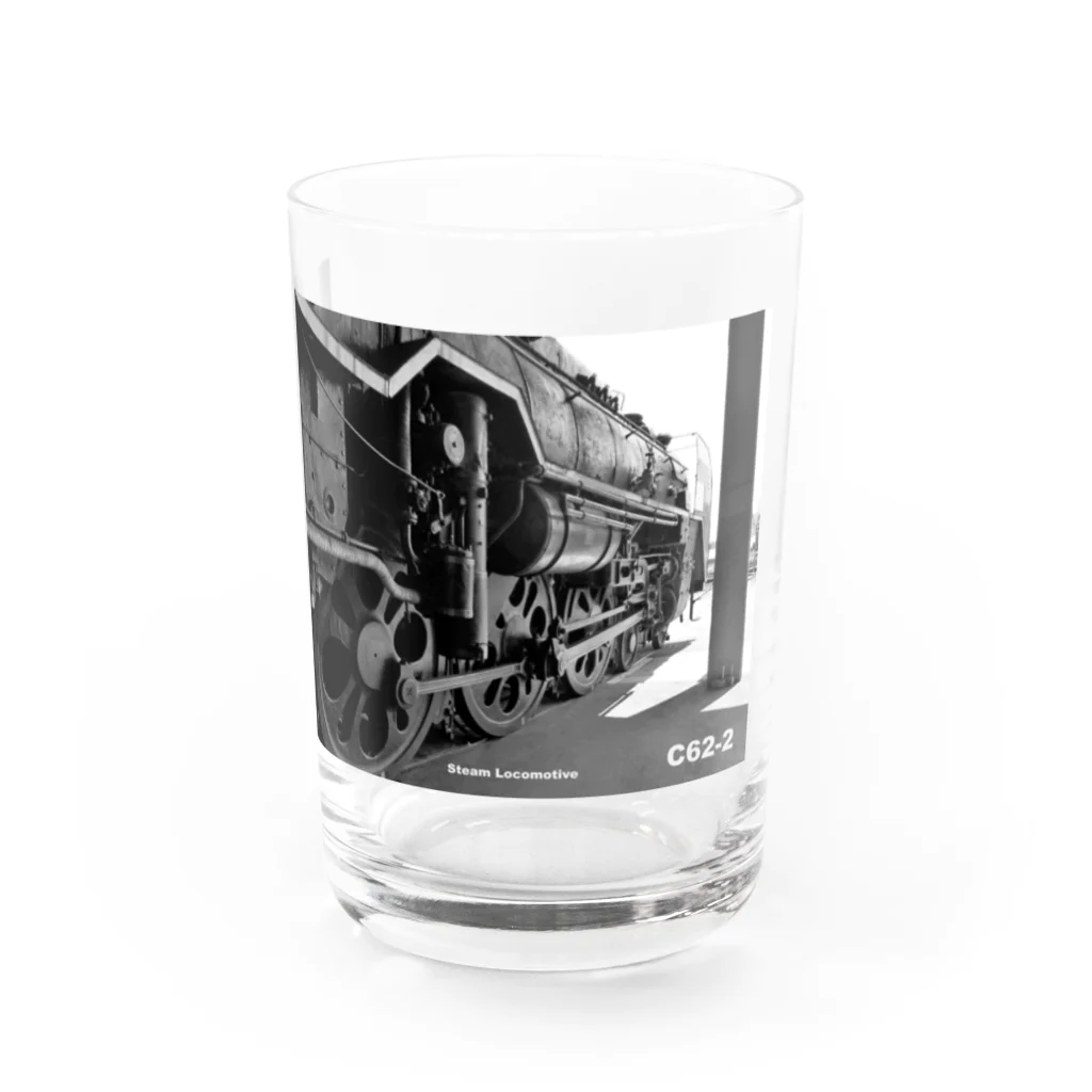 ヴィンテージ鉄道写真グッズの店の車庫にスタンバイするC622蒸気機関車 （モノクロフォト） グラス前面