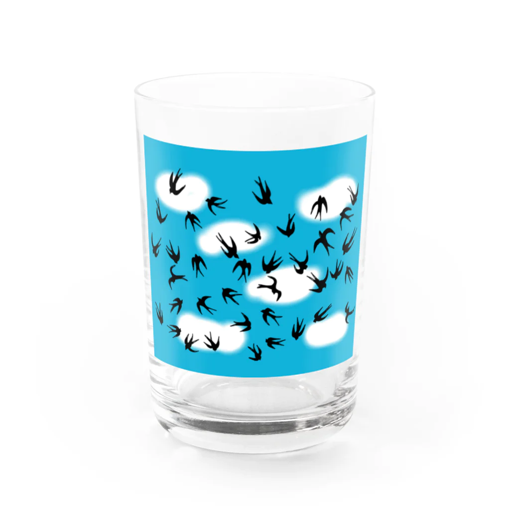 小鳥と映画館の雲多め 青い空 ツバメ Water Glass :front