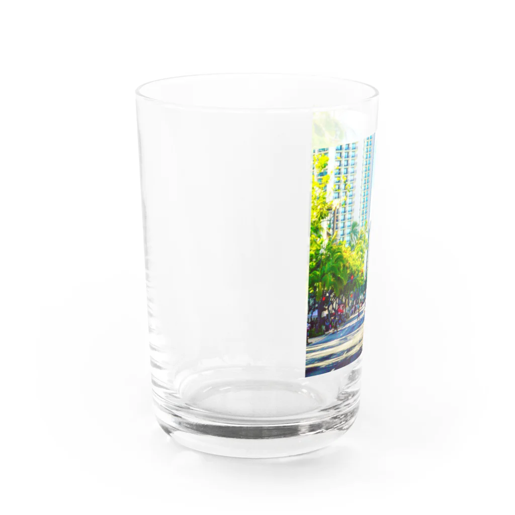 アロハビレッジのワイキキ通り🚶🚶‍♂️🚶 Water Glass :left