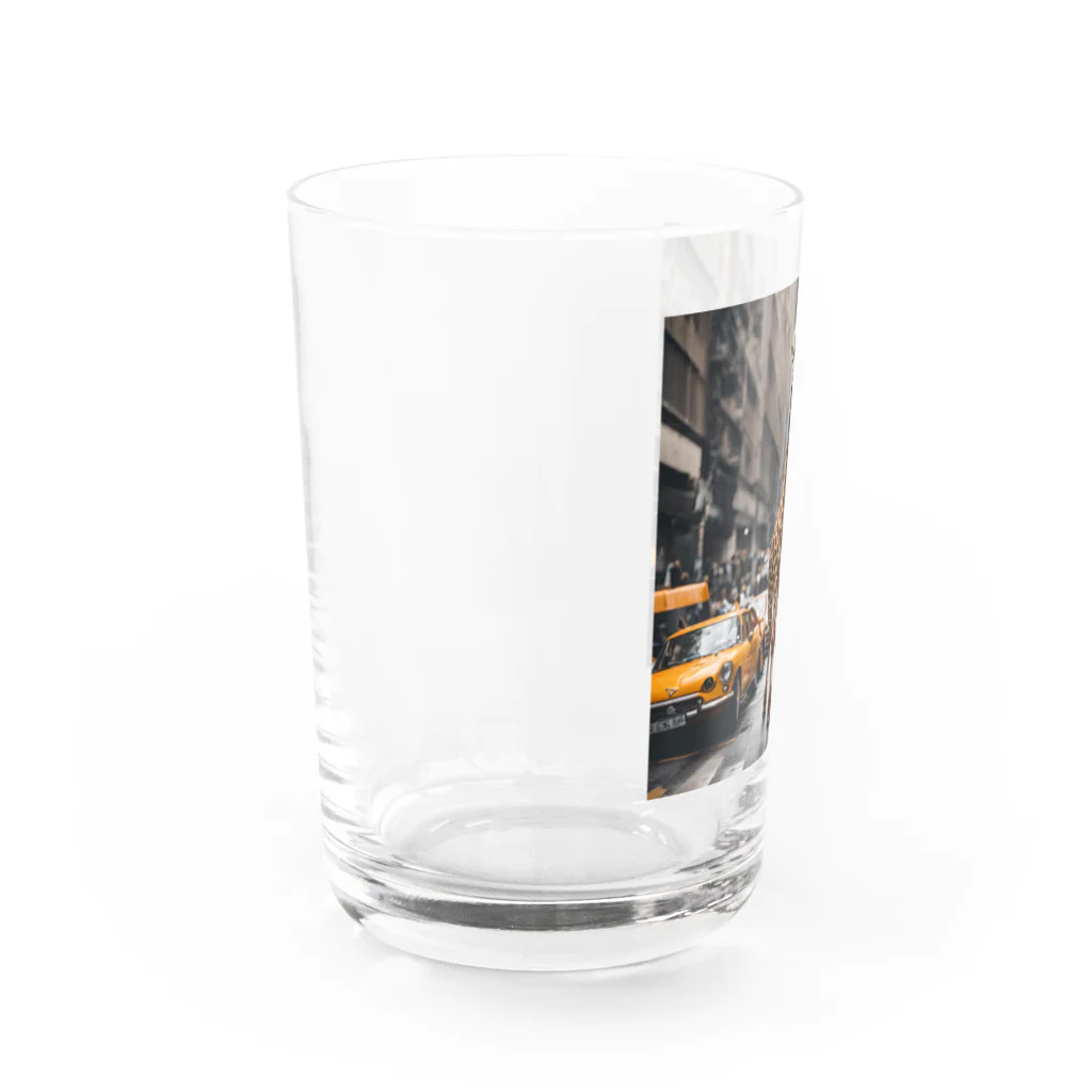 Wenbeeの車が行き交う街にたたずむキリン Water Glass :left