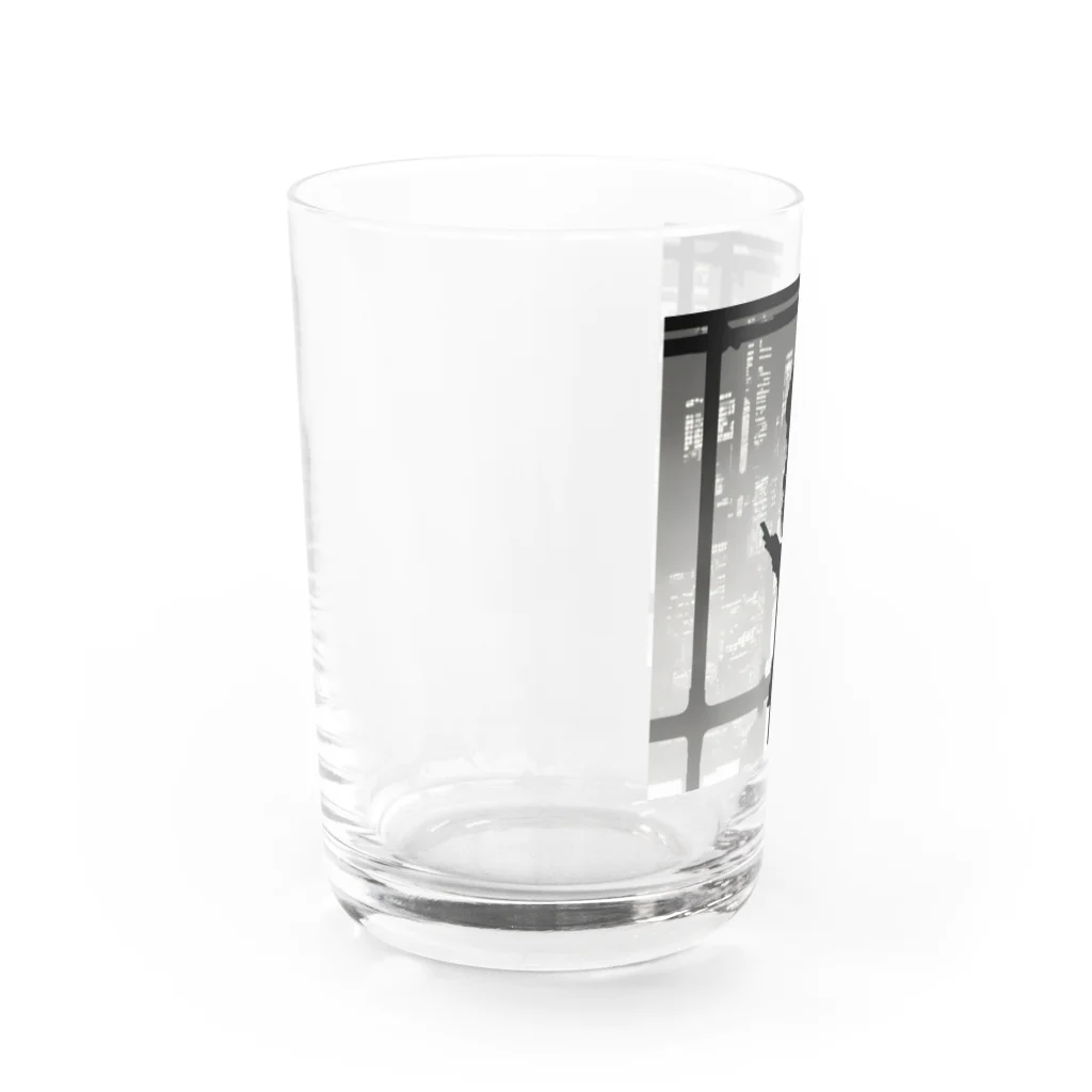 しるえっとのスマホを操作するエモーショナルな雰囲気の女性 Water Glass :left