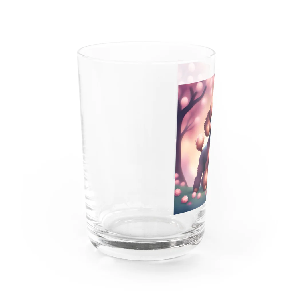 ChicCanvas Boutiqueの桜舞い散る中でたたずむ可愛いトイプードル Water Glass :left