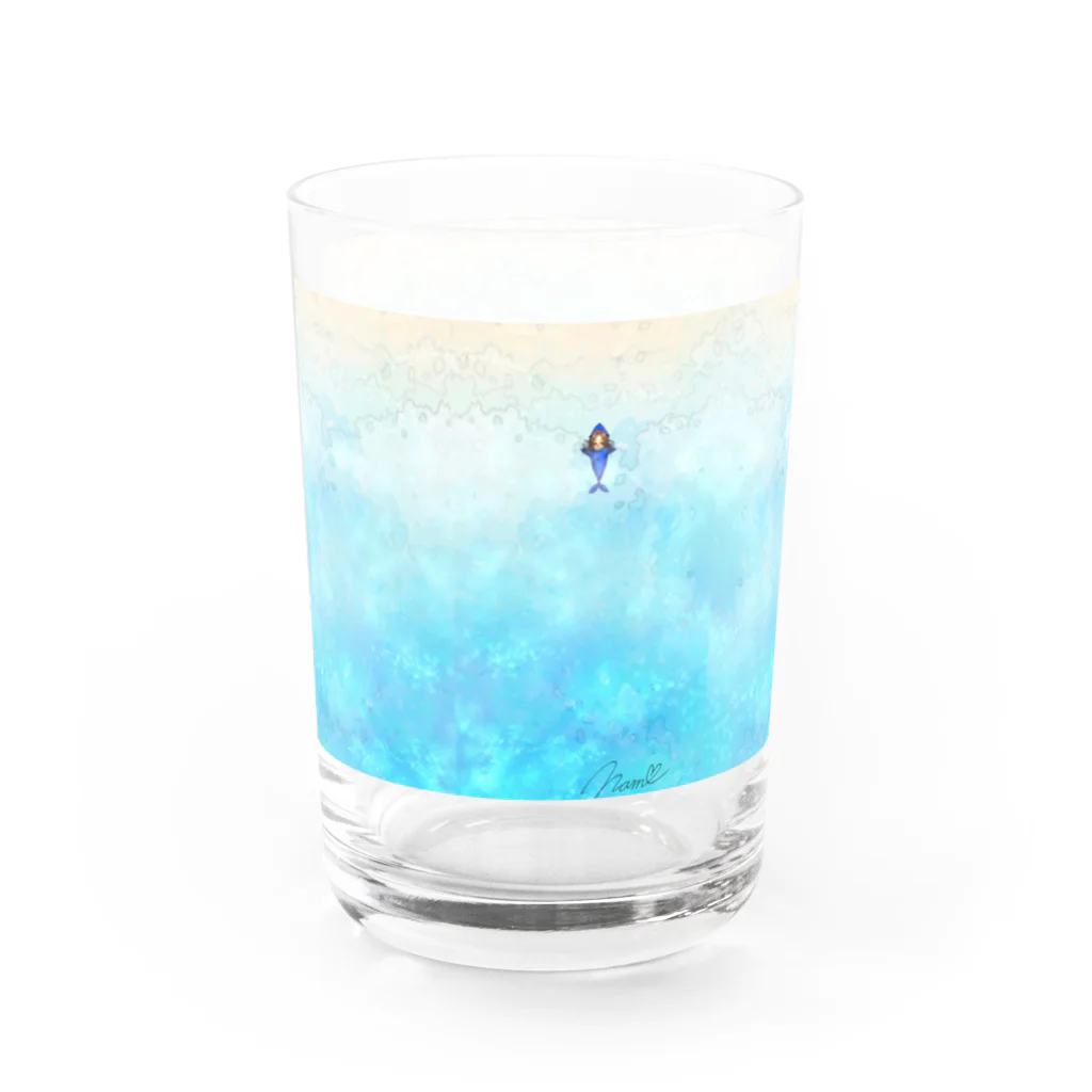 なむの浜辺でまどろむサメ子ちゃん Water Glass :left