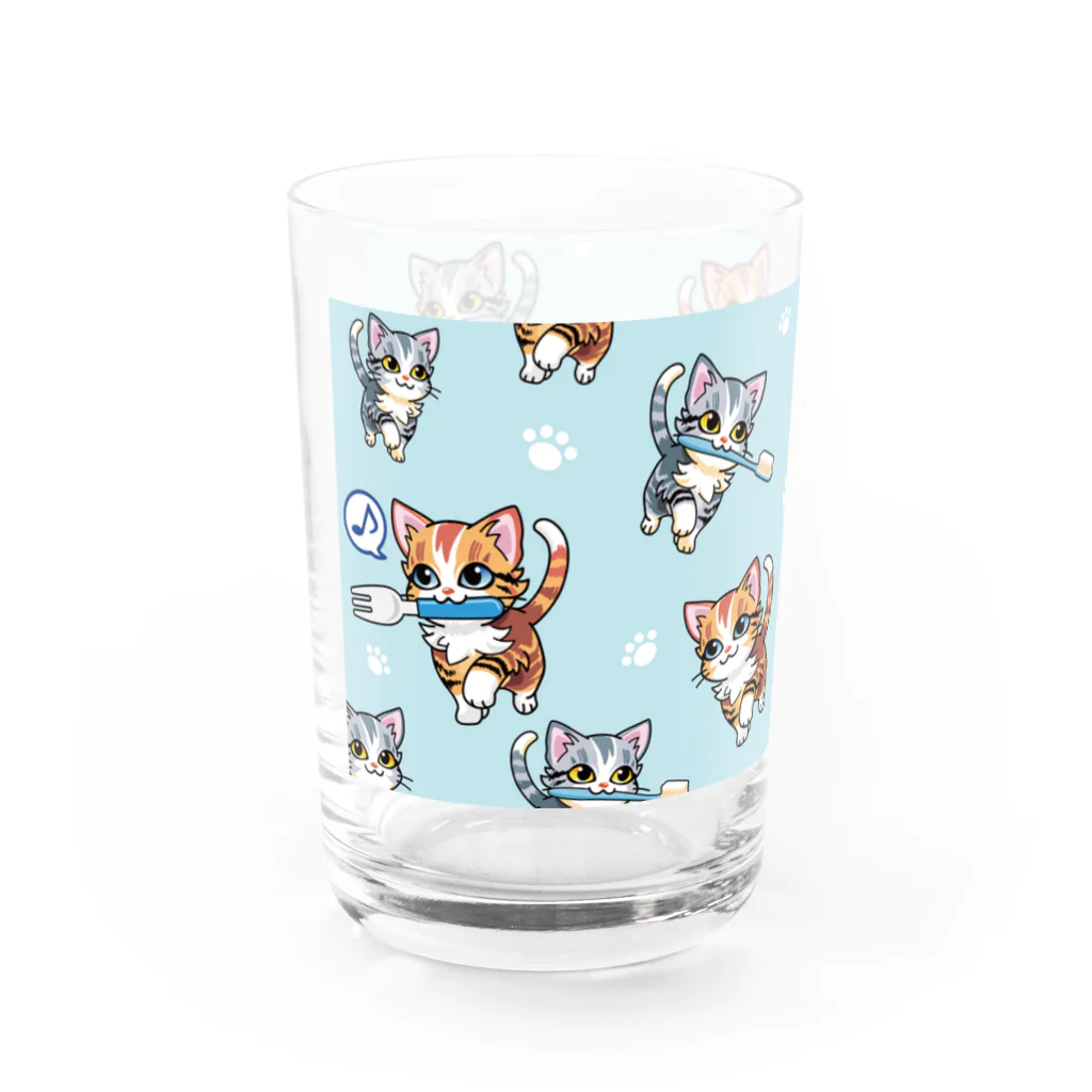 AckeeWolf Art Shopの歯ブラシをくわえたアメリカンショートヘアの子猫 Water Glass :left