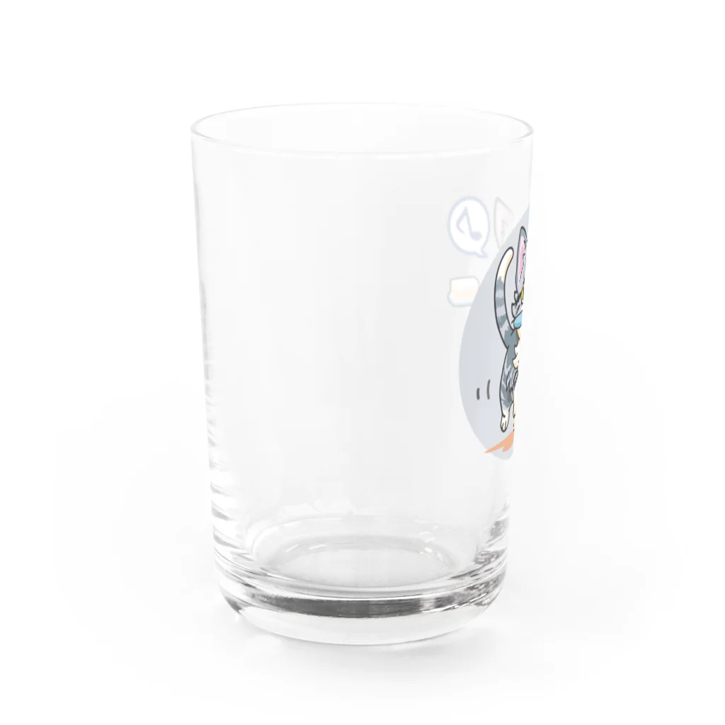 AckeeWolf Art Shopの歯ブラシをくわえたアメリカンショートヘアの子猫 Water Glass :left