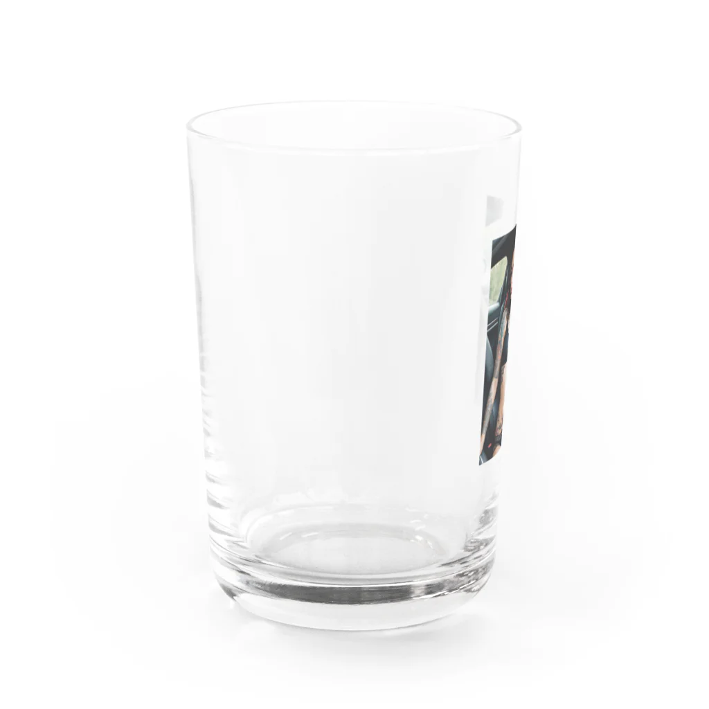 Be proudの車にいるタトゥー美女 Water Glass :left