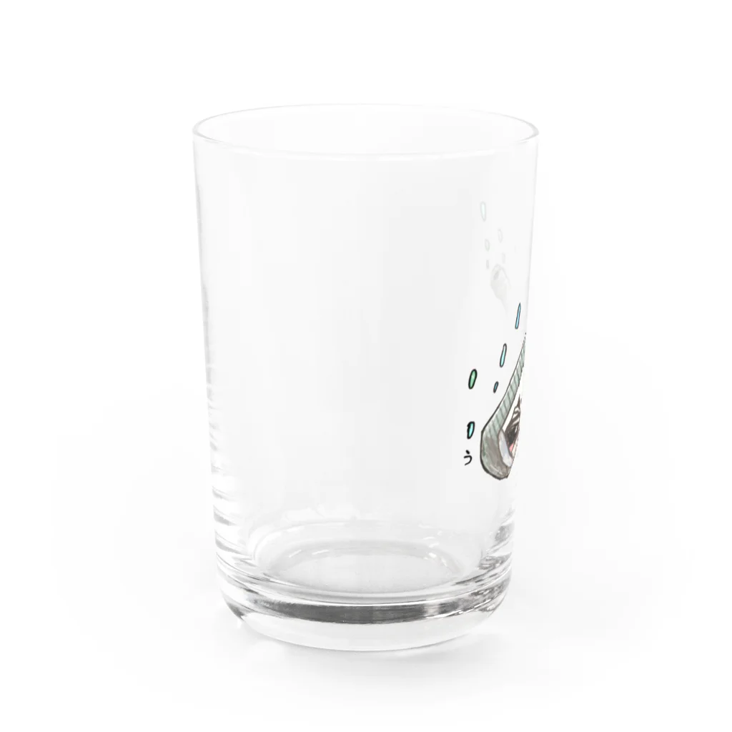 魚の目／illustrationの瓶が沈むグラスで何を飲む グラス左面