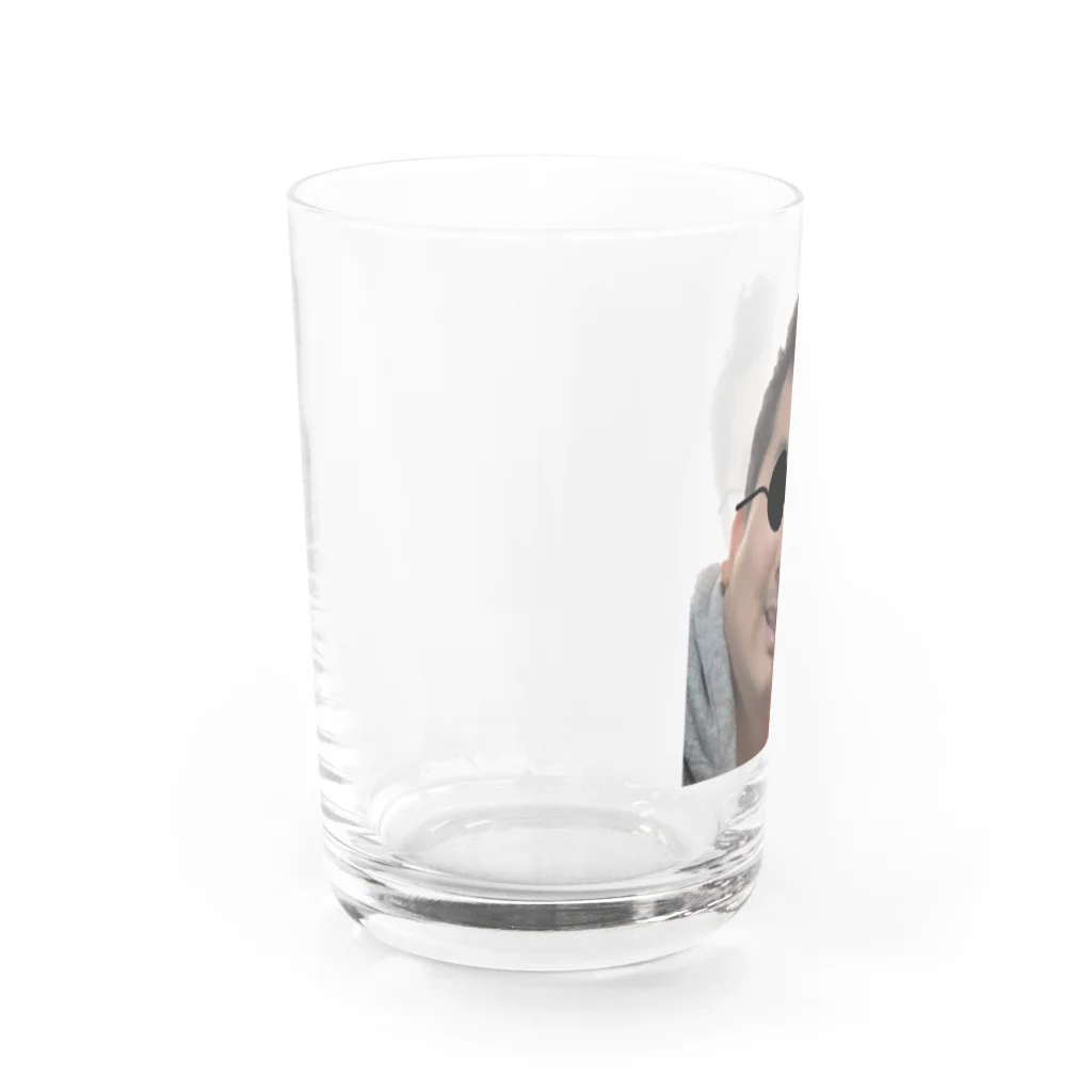 お店屋さんのサングラスの微笑み Water Glass :left
