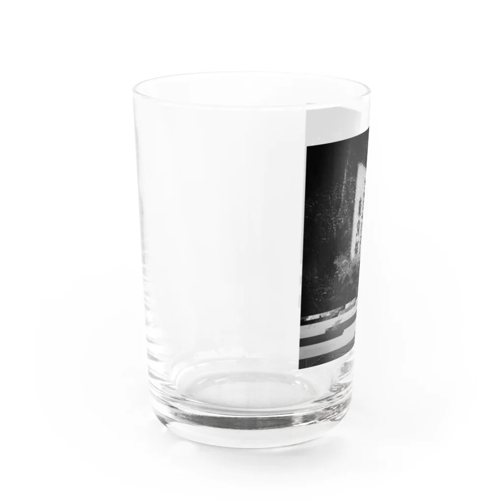 古春一生(Koharu Issey)のバグった世の中。(モノクロ) Water Glass :left