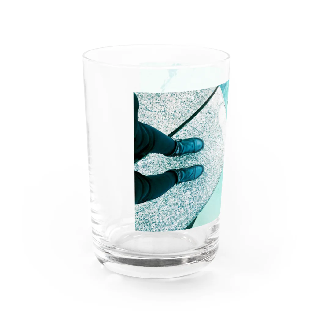 古春一生(Koharu Issey)の今日じゃない。(靴と海) Water Glass :left