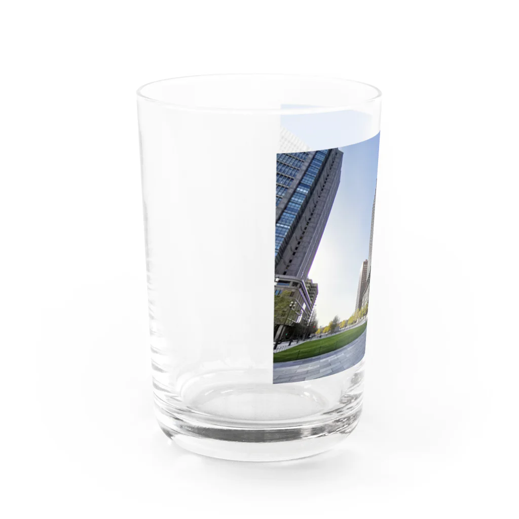 わたるの丸の内口駅前広場 Water Glass :left