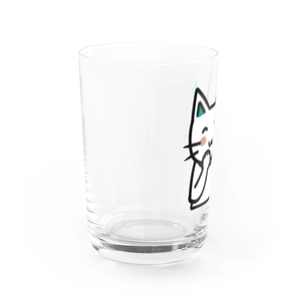 😸にゃんこのおへや😺の笑っている白猫 Water Glass :left