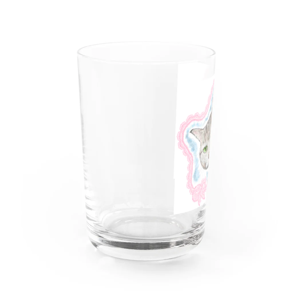 キジトラかもしれないの見つめるニャンコ Water Glass :left