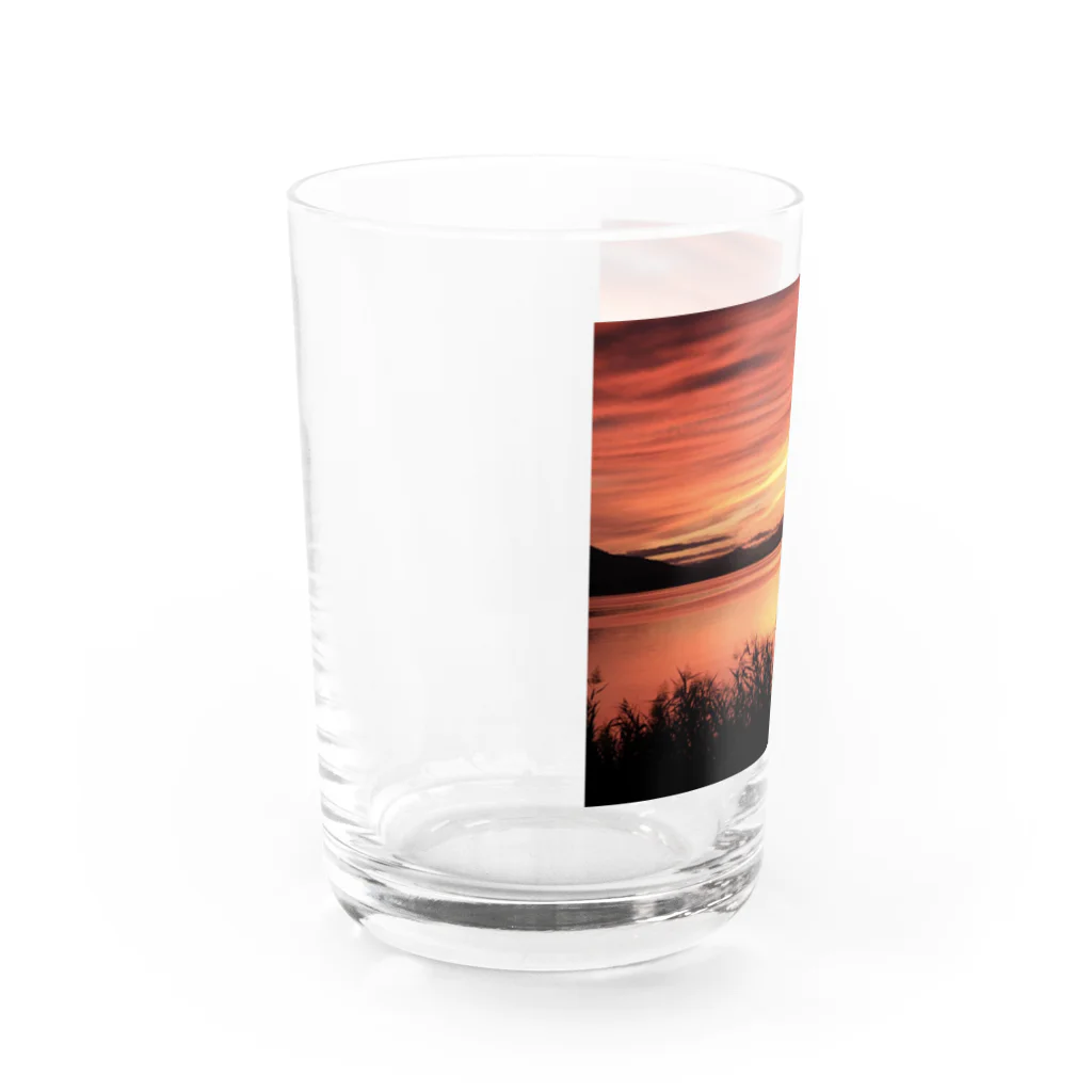 野鳥と犬の竃蔵屋(かまくらや)のサロマ湖の夕陽。北海道。 Water Glass :left