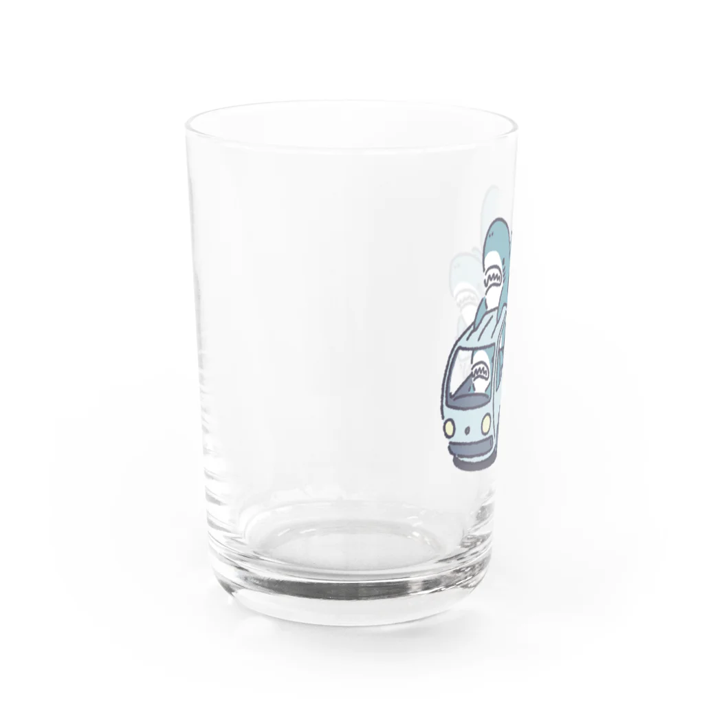 サメ わりとおもいのサメがたくさんトラックに Water Glass :left