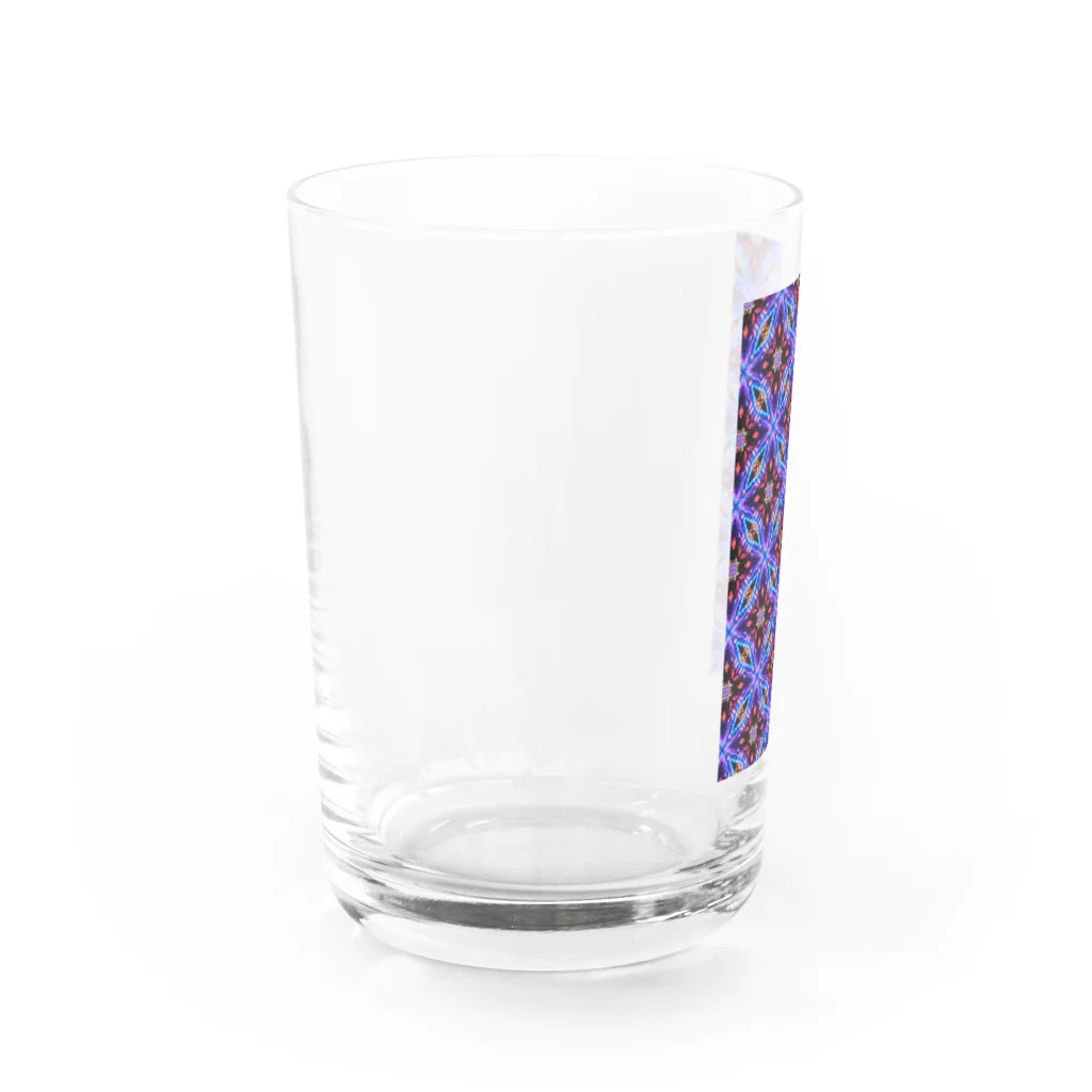 シンプルなグッズ やこ屋の(縦ver)紫の花の幾何学模様 Water Glass :left