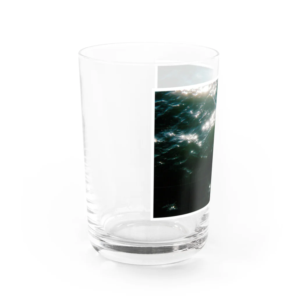 白湯の写ルンですで撮った江ノ島の海 グラス左面