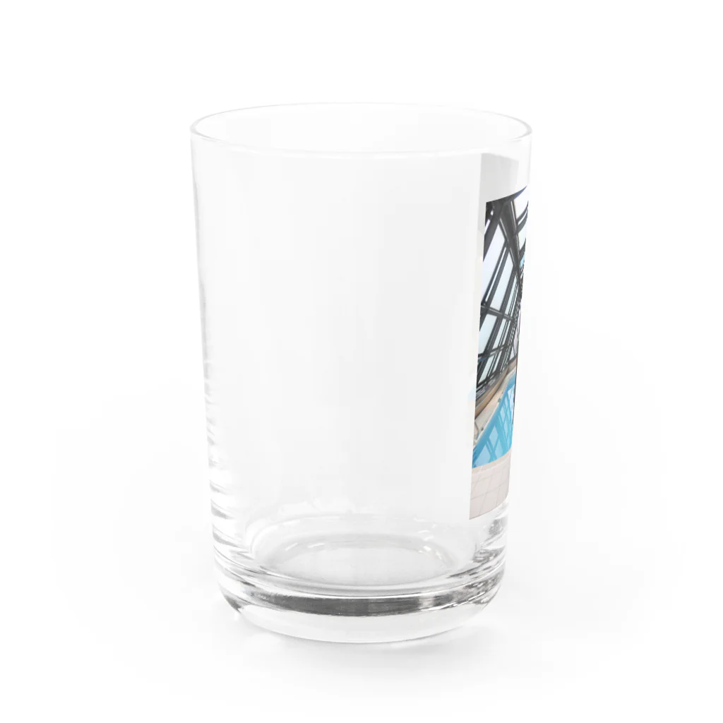 ゲイムマンの店の例のプールと女子社員 Water Glass :left