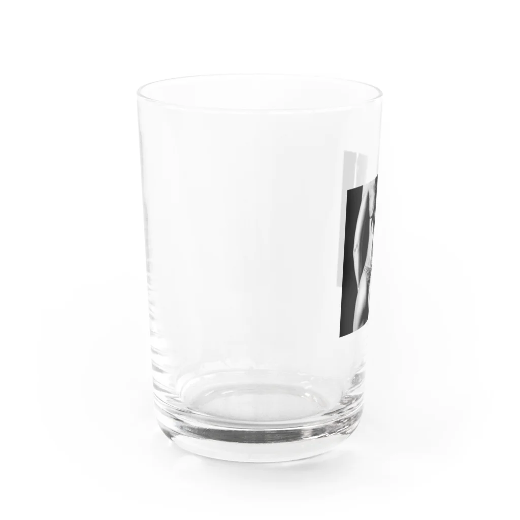 海とマッチョとKINTRAYのバックポーズ Water Glass :left