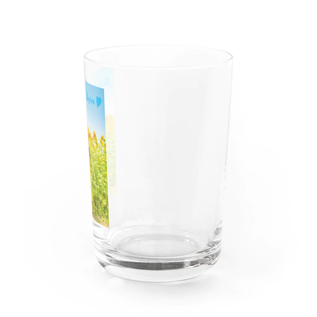 ウクライナを応援します！のひまわり畑とウクライナカラーのリボンをつけた少女-Stand with Ukraine♡ Water Glass :right